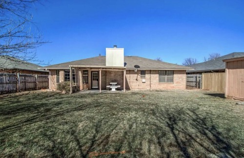 Edmond House | Spacious Family Retreat