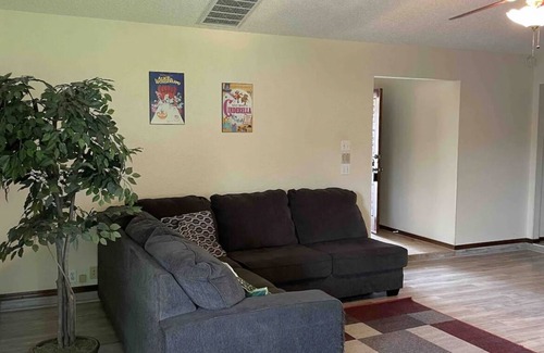 Edmond House | Spacious Family Retreat