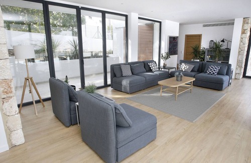 Santa Ponsa Villa | SPACIOUS FAMILY VILLA NEAR THE BEACH WITH LARGE POOL AND PLAY AREA