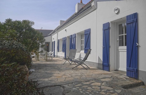 Sauzon House | Spacious Family Villa with Seafront Path, 400m from Sauzon Port, Large Garden, WiFi