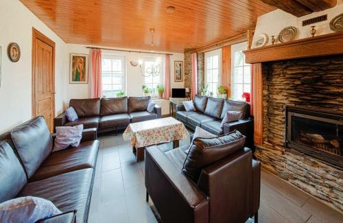 Brisy House | Spacious Farmhouse Retreat, cleaning included