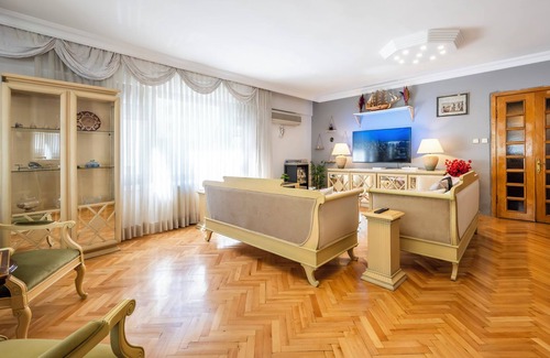 Kadikoy Apartment | Spacious Flat in a Central, Lively Neighborhood