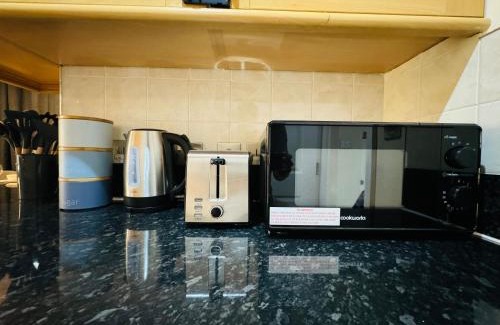 St. Leonard's Apartment | Spacious flat in Streatham