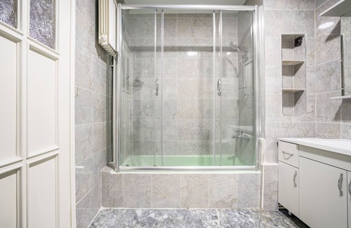 Caddebostan Mahallesi Apartment | Spacious Flat near Caddebostan Coast in Kadikoy