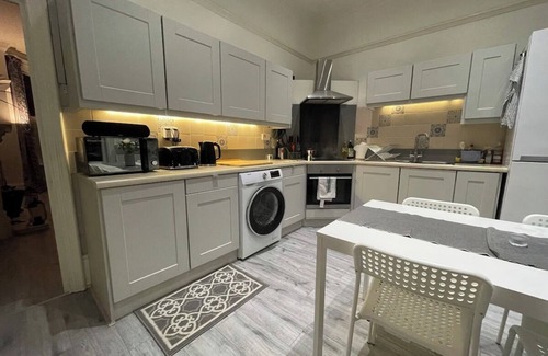 Northampton Apartment | Spacious Flat | Sleeps 7, Pet-Friendly + Parking