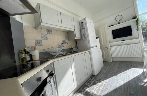 Northampton Apartment | Spacious Flat | Sleeps 7, Pet-Friendly + Parking