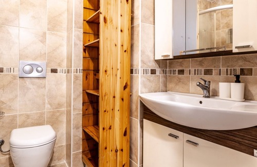 Caddebostan Mahallesi Apartment | Spacious Flat w Balcony 3 min to Bagdat Ave