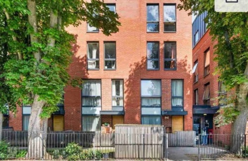 South Hampstead Apartment | Spacious Flat with Great Airport & Tube Access