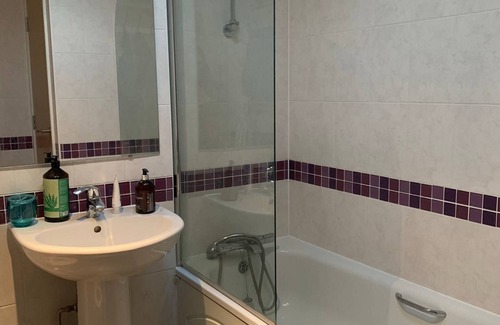 South Hampstead Apartment | Spacious Flat with Great Airport & Tube Access