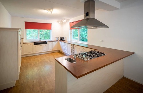 Kootwijk House | Spacious forest retreat with sauna