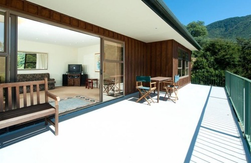 Picton House | SPACIOUS FOUR BEDROOM HOUSE OVERLOOKING PICTON.