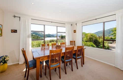 Picton House | SPACIOUS FOUR BEDROOM HOUSE OVERLOOKING PICTON.