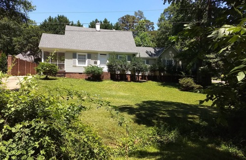 Sherwood Forest House | Spacious Four-bedroom house in charming Charlotte, Prime Location!