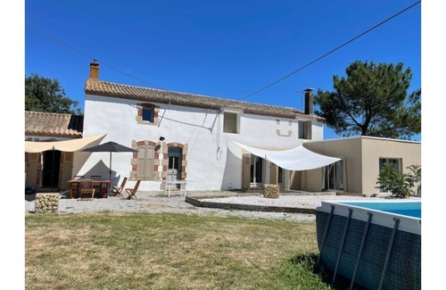 Les Clouzeaux Cottage | Spacious gite with SPA, pool table, table soccer and large garden