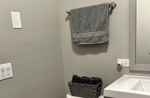 East Albany Park Apartment | Spacious Garden Level Apartment Irving Park - Convenient, Quiet, and Cozy
