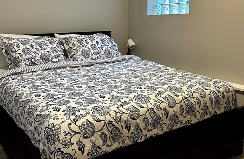 East Albany Park Apartment | Spacious Garden Level Apartment Irving Park - Convenient, Quiet, and Cozy