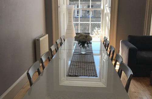 Newington Apartment | Spacious Georgian Double Upper Apartment a pleasant walk from Old Town & Castle
