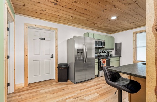 Crossville Cabin | Spacious Get Away: Mt. View 2-bedroom cabin ONLY 12min from Town