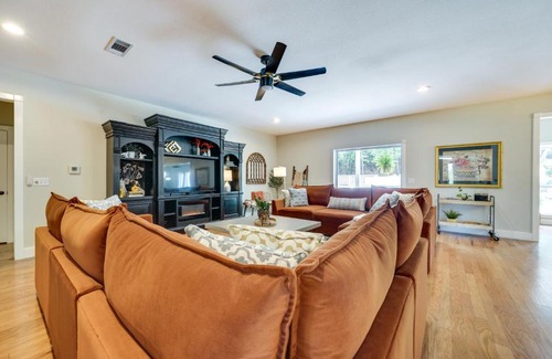 Mena Apartment | Spacious Getaway By Wolf Pen Gap 15 Acres and Pool!