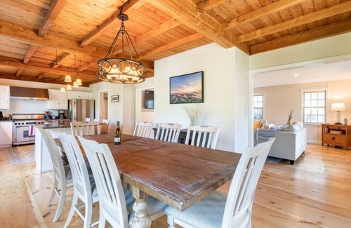 Newport East House | Spacious Getaway Close to Newport & Beaches