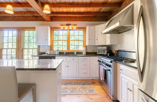 Newport East House | Spacious Getaway Close to Newport & Beaches