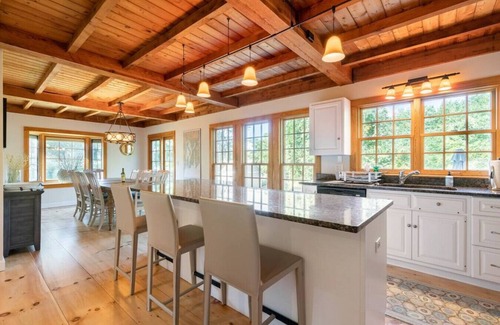 Newport East House | Spacious Getaway Close to Newport & Beaches