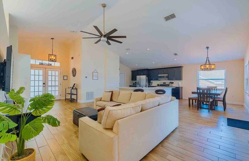 Minneola House | Spacious Getaway ~ Heated LED Pool & Ping Pong