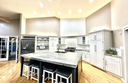 Twin Falls County House | Spacious Gorgeous 5 bed home on acreage with private creek