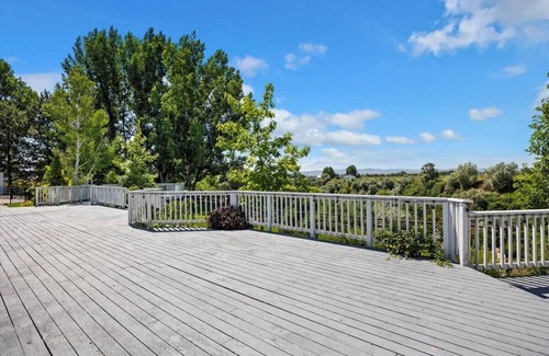 Twin Falls County House | Spacious Gorgeous 5 bed home on acreage with private creek