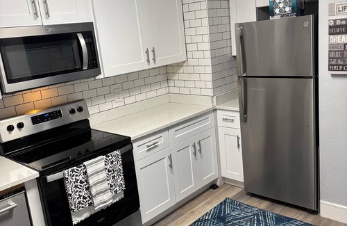 North Orange House | Spacious half 1/1 duplex in amazing location!