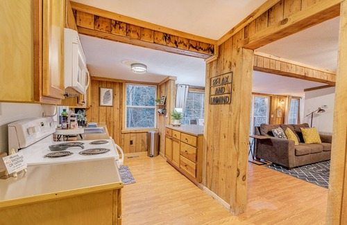 Butler House | Spacious Hideaway w/hot tub and creek- 1 mile from beautiful Watauga Lake
