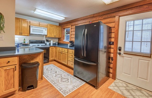 Butler House | Spacious Hideaway w/hot tub and creek- 1 mile from beautiful Watauga Lake