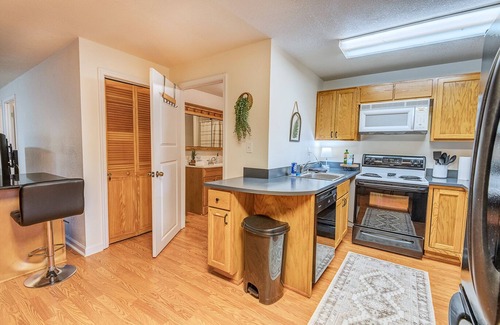 Butler House | Spacious Hideaway w/hot tub and creek- 1 mile from beautiful Watauga Lake