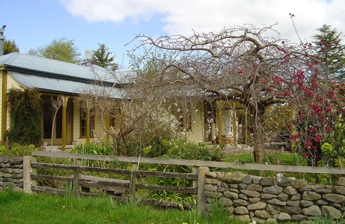 Pirinoa Cottage | Spacious historic cottage