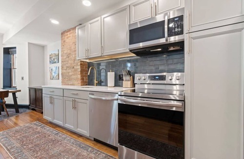 Shaw Apartment | Spacious Historic Retreat - Logan Circle Rowhouse