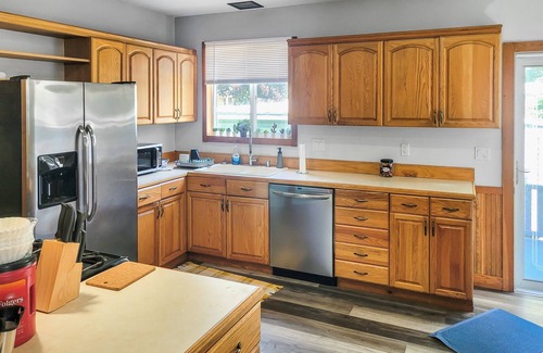 Bay City Apartment | Spacious & Historic Victorian Retreat