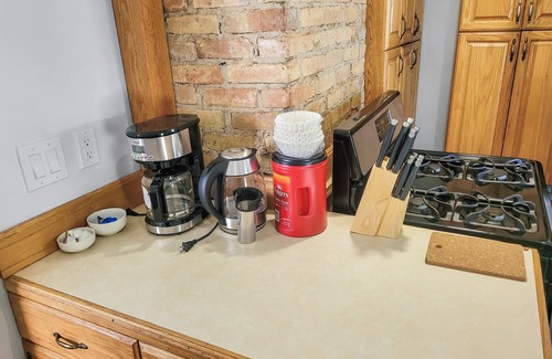 Bay City Apartment | Spacious & Historic Victorian Retreat