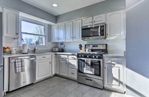 Colonia House | Spacious Home ~ 11 Mi to Staten Island!