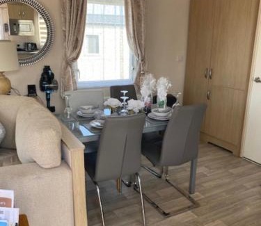 Lydd-on-Sea House | Spacious Holiday Home - Romney Sands