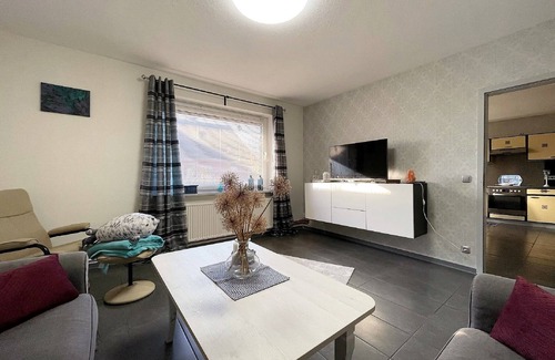 Fahretoft Apartment | Spacious Holiday Home Sanfte Brise 1 with Garden near the Sea