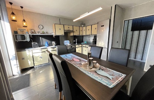 Fahretoft Apartment | Spacious Holiday Home Sanfte Brise 1 with Garden near the Sea