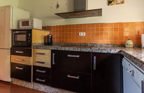 Las Jaras House | Spacious holiday home in Cordoba with private garden
