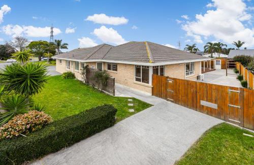 Papakura House | Spacious Holiday Home in a Superb Location