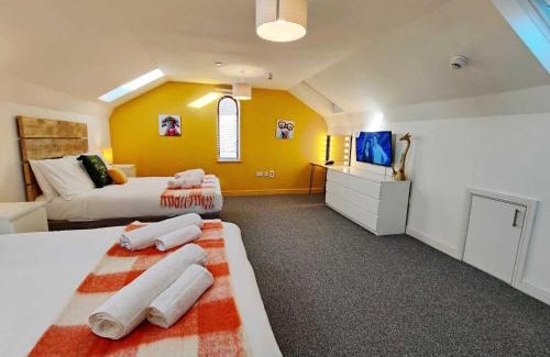 St. Thomas Apartment | Spacious Home - 2 Ensuites - Garden - Smart TVs