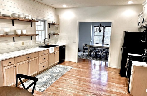 Lynchburg House | Spacious home at the base of the Blue Ridge Mountains near LU