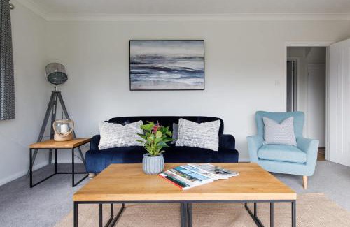 East Wittering House | Spacious home for 8 in Witterings - walk to beach