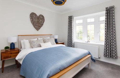 East Wittering House | Spacious home for 8 in Witterings - walk to beach