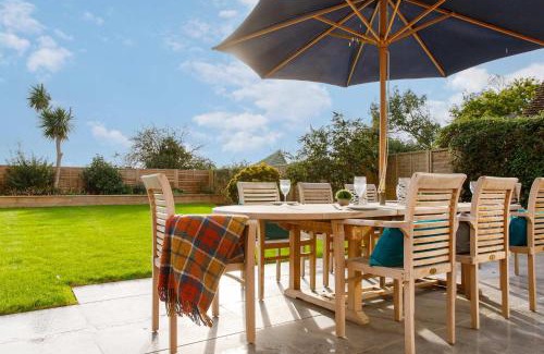 East Wittering House | Spacious home for 8 in Witterings - walk to beach
