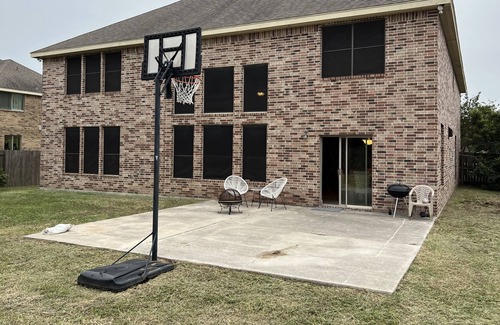 Mission House | Spacious Home for Large Family Gatherings