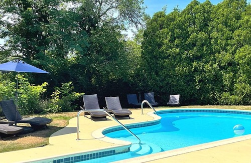 East Dennis House | *Spacious Home * Heated Pool ~ Near Bay Beaches *